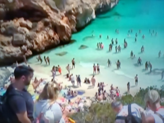 Majorque plus de 300 résidents récupèrent la plage de Caló des Moro pour dénoncer le surtourisme