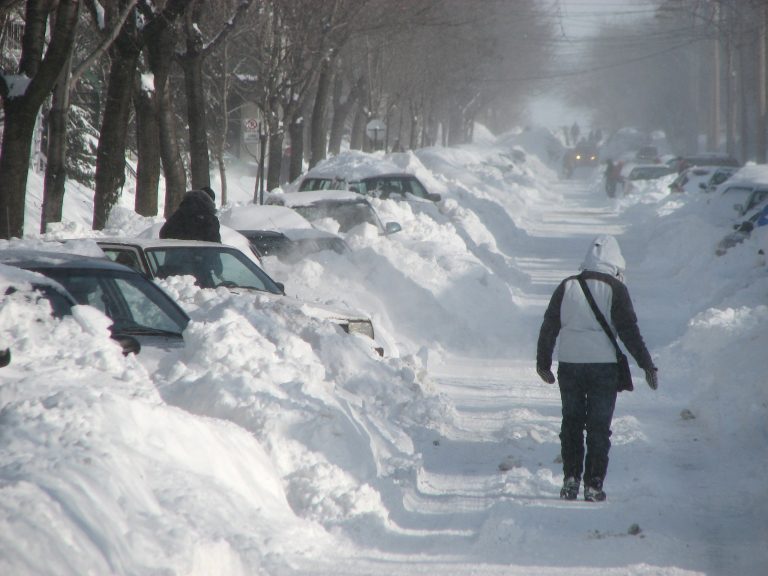 Canada: la forte tempête hivernale se poursuit et affecte le trafic aérien