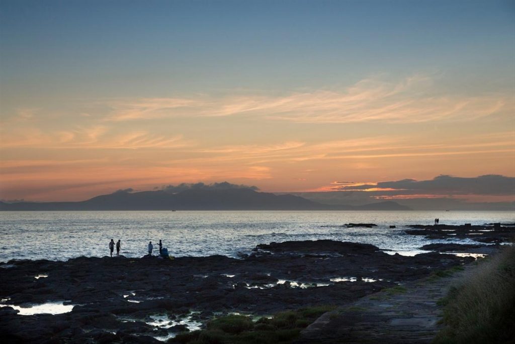 Coucher de soleil sur l'île d'Arran depuis le banc de Ballast - Troon, Ayrshire. © VisitScotland - Paul Tomkins