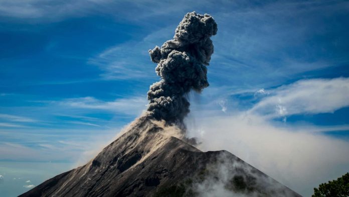 Le volcan Fuego au Guatemala est entré en éruption ce lundi