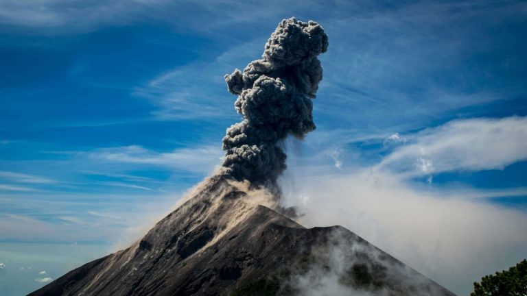 Le volcan Fuego au Guatemala est entré en éruption ce lundi