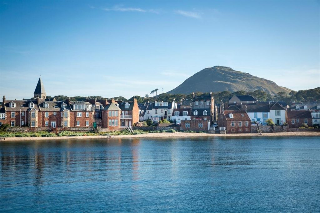 North Berwick Beach avec la loi en arrière-plan. © VisitScotland - Kenny Lam. All rights reserved