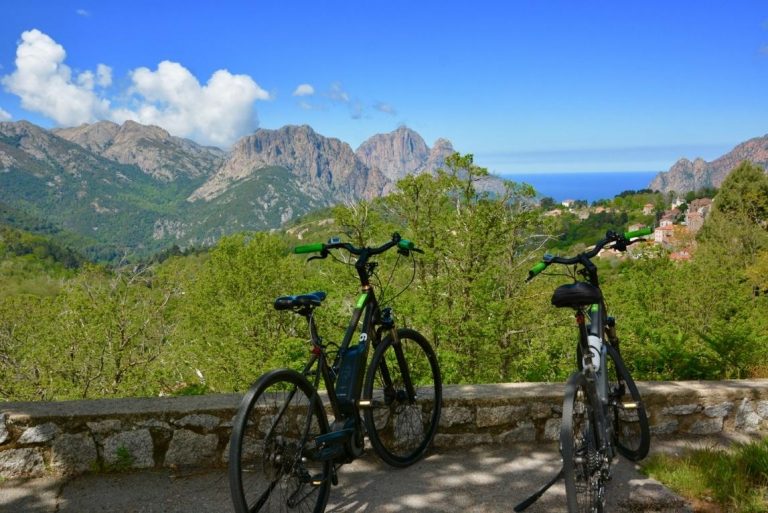 Le spécialiste des voyages à vélo électrique en Corse débarque en agences