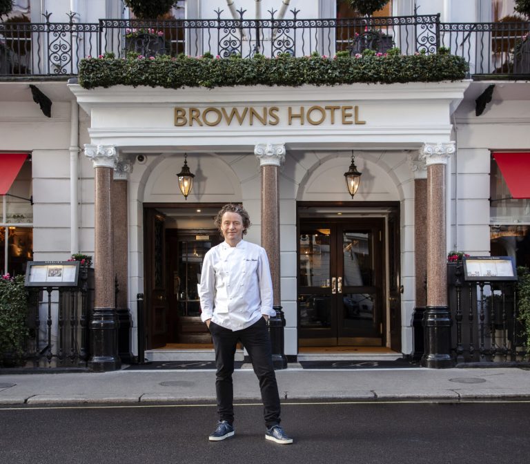 Un chef écossais dans les cuisines du Brown’s Hotel à Londres