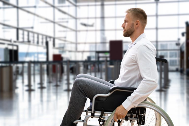 Aéroport d’Orly: quand voyager handicapé vire à l’humiliation
