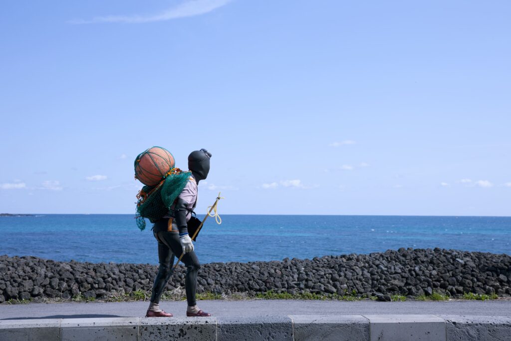 Tout savoir sur les Haenyeo, ces plongeuses en apnée de Jeju, au sud de la Corée