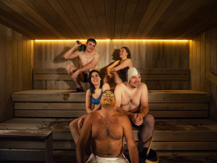 Des-Helsinkiens-ont-participe-a-une-seance-photo-pour-partager-leurs-experiences-du-sauna.-Photo-Juho-Vesanen-Veli-Studio