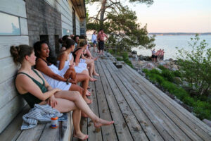 Rafraîchissez-vous entre les séances de sauna sur l’île de Lonna. Photo Leena Karppinen, Helsinki Partners
