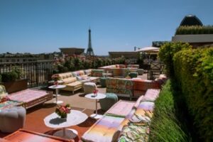 Golden Hour sur le rooftop du Peninsula Paris