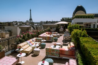 Golden Hour sur le rooftop du Peninsula Paris