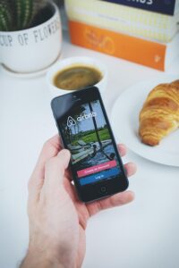 Airbnb tente de concurrencer Booking sur les hôtels et les "Expériences"