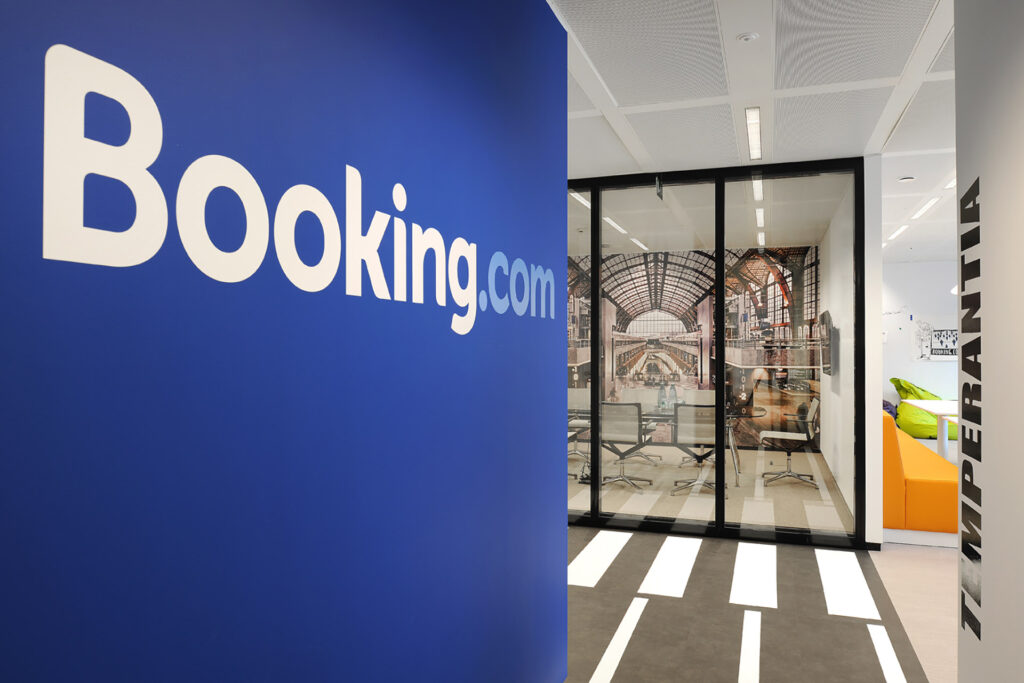 Guerre des chiffres: Booking.com en essor, tandis que Airbnb fait moins de bénéfices