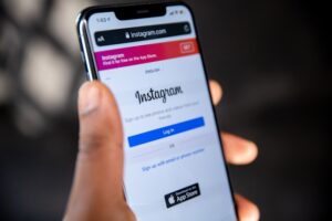Airbnb tente de concurrencer Booking sur les hôtels et les "Expériences"