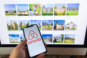 Surtourisme: TUI et Airbnb s’accusent mutuellement d’en être la cause
