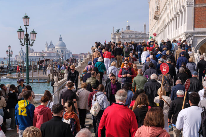 Surtourisme: TUI et Airbnb s’accusent mutuellement d’en être la cause. Depositphotos