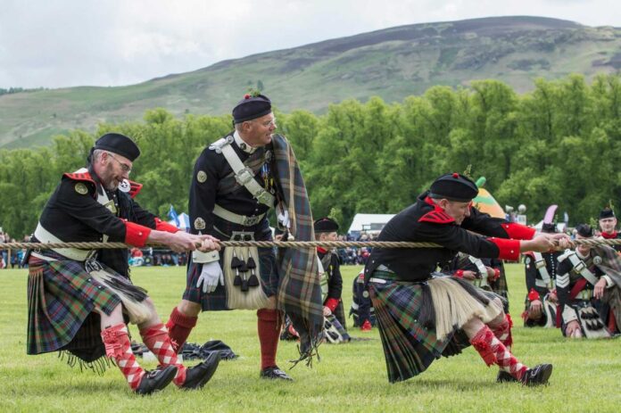 Les Atholl Highlanders au tir à la corde - © Kenny Lam
