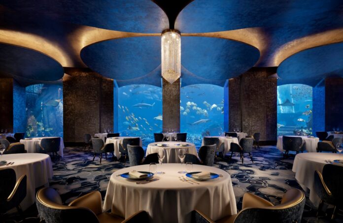 Un aquarium immersif qui se veut le théâtre d'agapes raffinées chez Ossiano © Atlantis the Palm - Ossiano