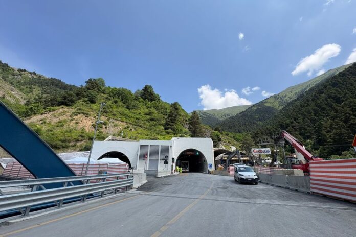 Frontière italienne: le tunnel de Tende enfin ouvert à la circulation