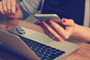 Pourquoi les voyageurs préfèrent réserver sur des plateformes comme Booking ou Airbnb?