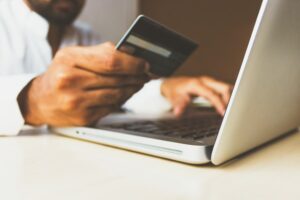 Pourquoi les voyageurs préfèrent réserver sur des plateformes comme Booking ou Airbnb?
