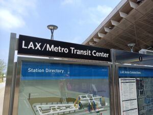 La station LAX Metro Transit Center a ouvert ses portes au public le vendredi 6 juin 2025. Cette nouvelle station offre une connexion directe à l'aéroport international de Los Angeles (LAX) via les lignes ferroviaires LA Metro C et K, avec une navette aéroport reliant les terminaux