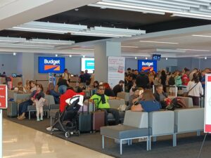 Une longue attente pour louer une voiture à l'aéroport