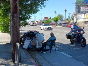 Un sans-abri dans les rues de North Hollywood