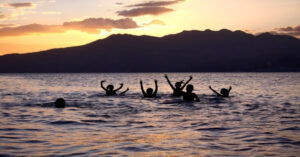 Des enfants s'amusant dans l'eau à Subic Bay. ©Shutterstock