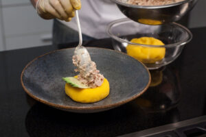 Causa péruvienne au thon (© Adrián Portugal / PROMPERÚ)