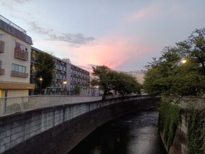 Promenade fraîcheur le long de la rivière Kanda