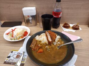 Curry tonkatsu: tellement bon, même si ça me mène à ma perte par 38 degrés dehors!