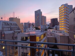 Le soleil d'été se couche sur Shinjuku
