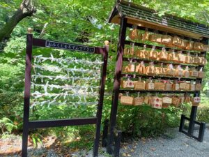 A l'extérieur des temples, on peut accrocher les petits papiers de prédiction de fortune