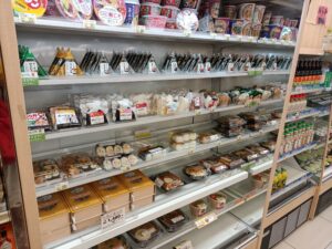Les konbini: ces supérettes souvent ouvertes 24h/24 et 7j/7 font le bonheur des touristes. Vive les 7 Eleven, Lawson, FamilyMart, Mini Stop et autres New Days!