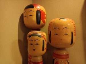Les "kokeshi" anciennes sont un objet de collection 