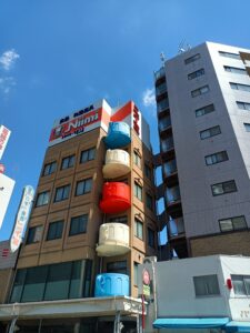 Grâce aux reportages télé et autres vlogs sur le web, Kappabashi est devenu un must chez les touristes étrangers...