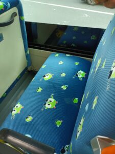 Les imprimés des textiles des bus... et pas des bus scolaires!