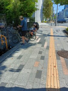 La mauvaise habitude de rouler à vélo sur les trottoirs fait aussi école chez les très civilisés tokyoïtes