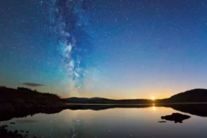 Le ciel étoilé au-dessus du loch de Clatteringshaws - Dumfries & Galloway