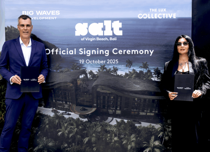M. Olivier Chavy, PDG de The Lux Collective, et Mme Maryna Bilobrovska, PDG de Big Waves Development, lors de la cérémonie de signature pour la création de SALT of Virgin Beach, à Bali.