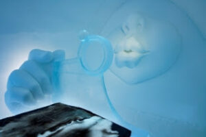 Suède: passer une nuit parmi des œuvres d’art façonnées en glace et en neige