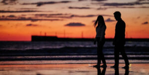 Plage d’Inasa au coucher du soleil © Shoko Takayasu
