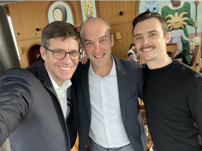 Yann Raoul (KelBillet) au centre, entouré des fondateurs de Kombo : Matthieu Marquenet à gauche et Clément Hugon à droite.