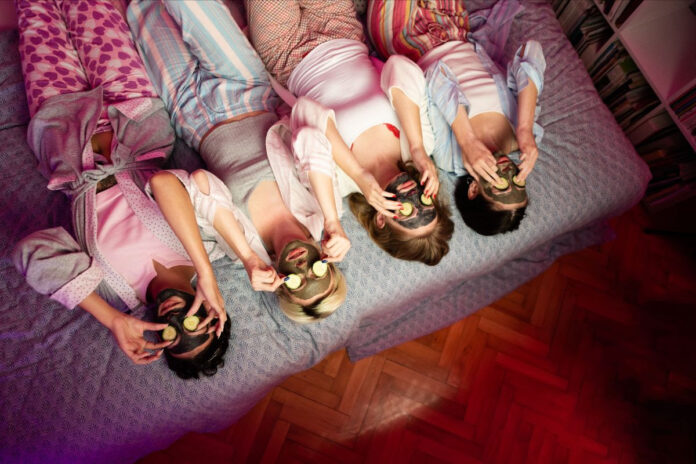 Quatre grandes évolutions observées sur dix ans: les Travel Predictions 2026 de Booking.com.