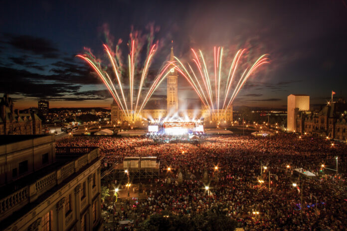 Feu d'artifice au Parlement - Crédit Photo - Tourisme Ottawa