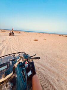 Safari en quad entre désert et mer Rouge, une des excursions phares au départ de Marsa Alam. Crédit photo Imène Nessah 