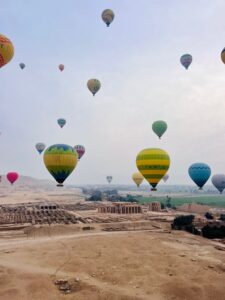 Survol des sites antiques de Louxor au lever du jour. Crédit photo Imène Nessah