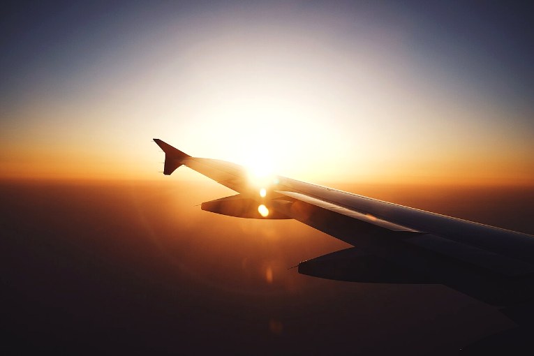 Aile d’avion au coucher du soleil