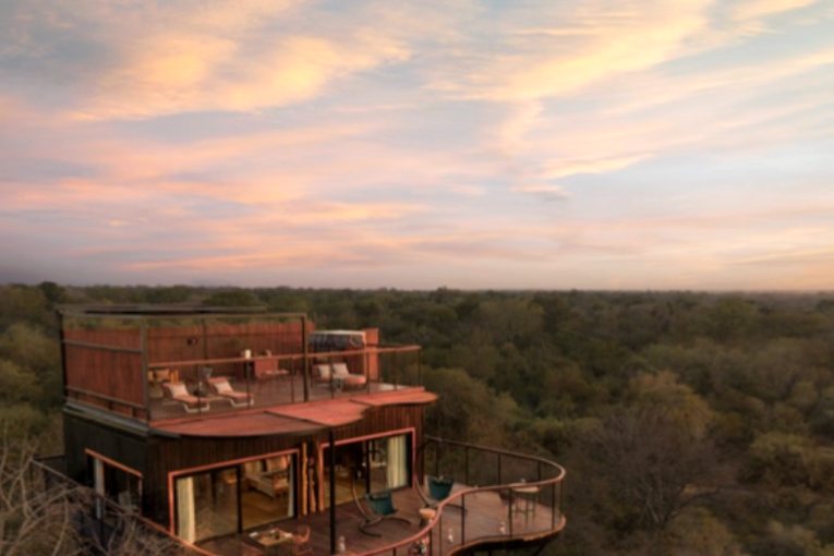 Horizon Terrace Suite surplombant la brousse au crépuscule