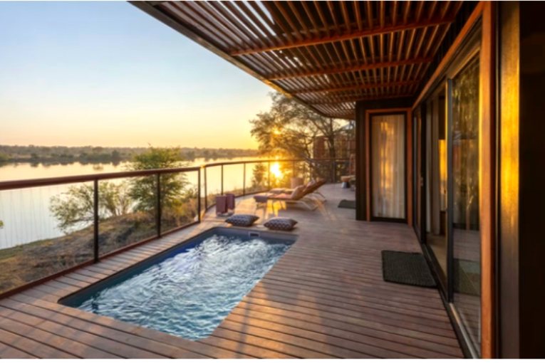 Terrasse et bassin privé d’une villa de l’Anantara Tented Camp Kafue River